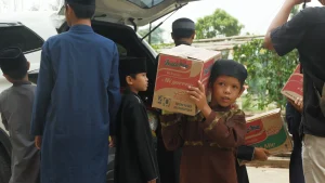 Donasi paket sahur dan berbuka santri