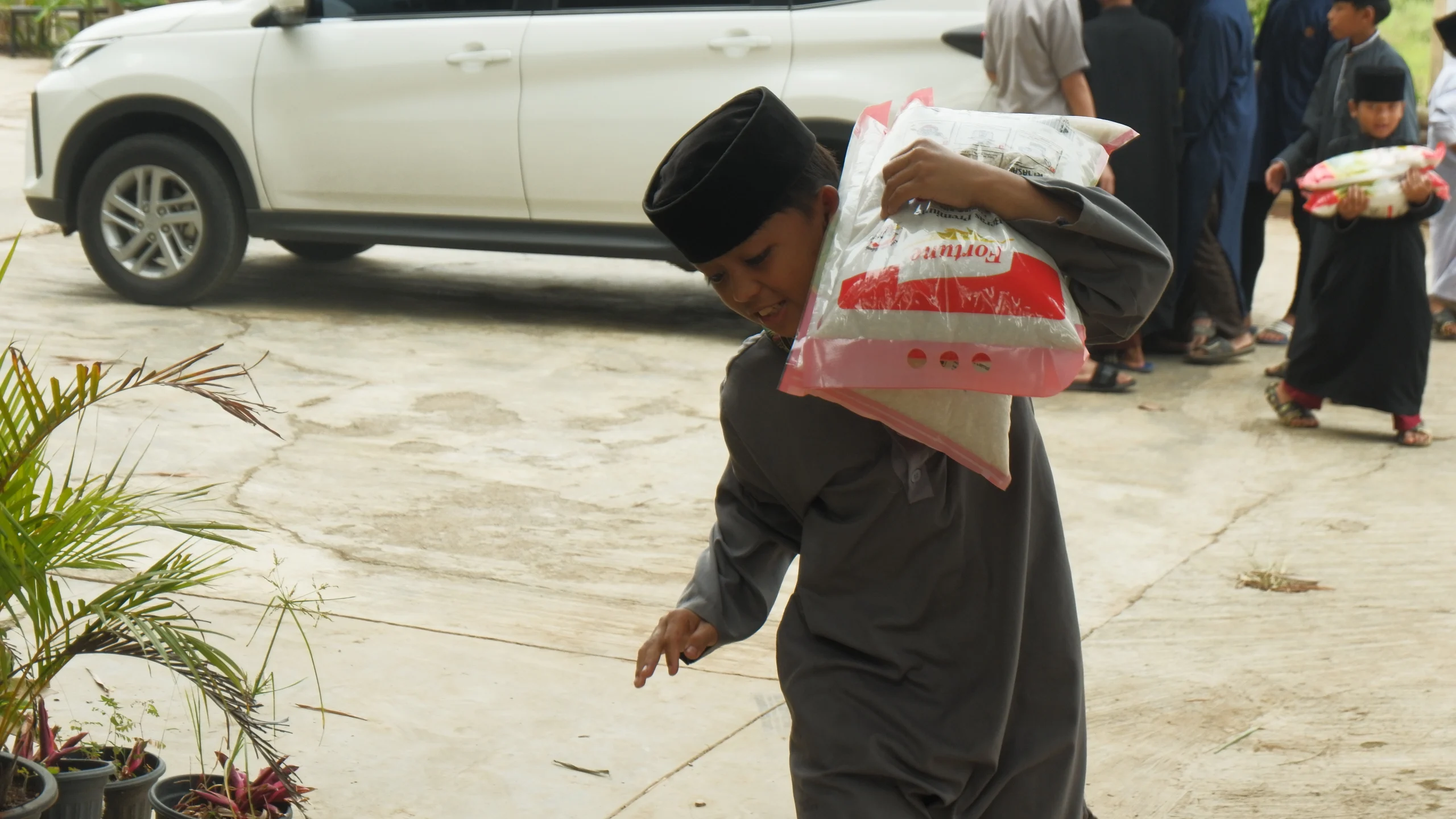 Donasi paket sahur dan berbuka santri