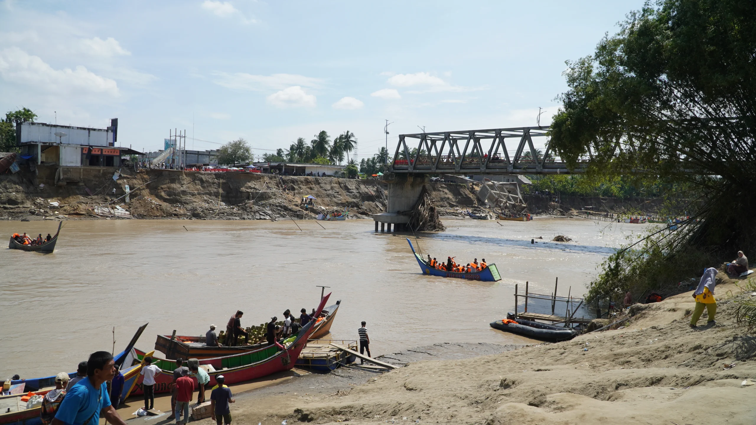Penyaluran bantuan untuk korban banjir Sumatra